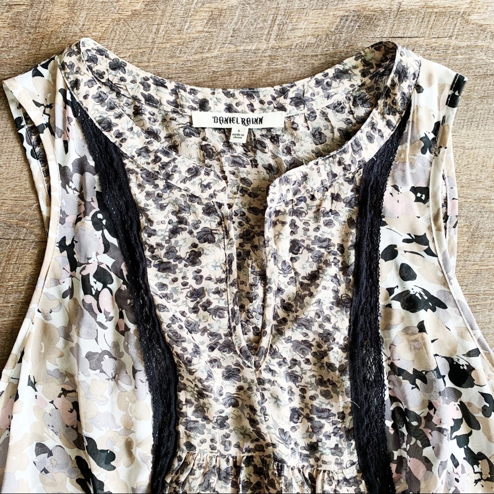 Daniel Rainn Floral Sleeveless Blouse